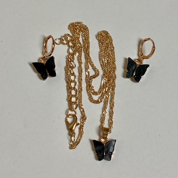 🔥3/$25🔥3 Piece Butterfly Charm Necklace Set - Picture 3 of 8